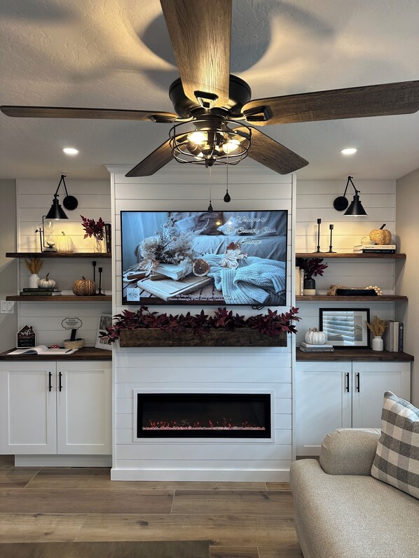 Smart TV, fireplace