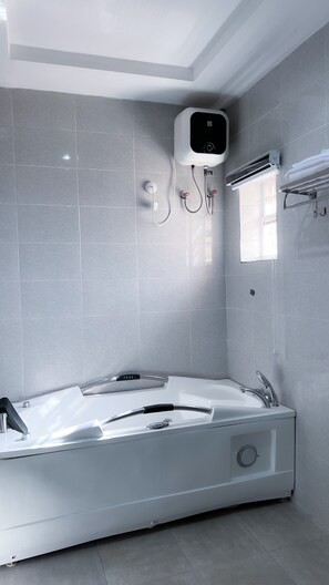 Shower, hair dryer, towels, soap - 5 Bedroom Terrace duplex in Wuye Abuja with a Fitness room (Ankuru)