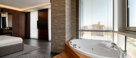 Suite Junior, 1 lit double et 1 canapé-lit, vue mer | Baignoire à jets