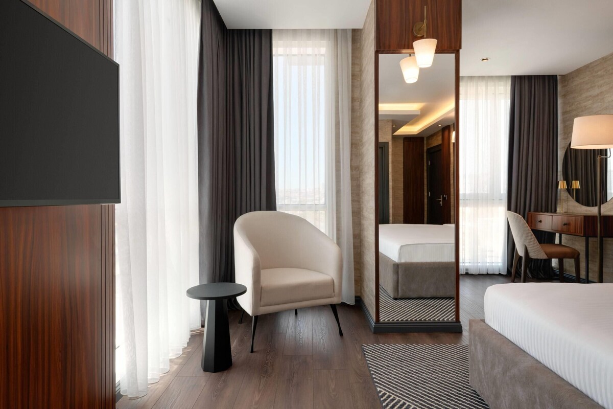 Room, Sea View, Corner | Peti besi dalam bilik, meja, ruang kerja komputer riba, kalis bunyi 