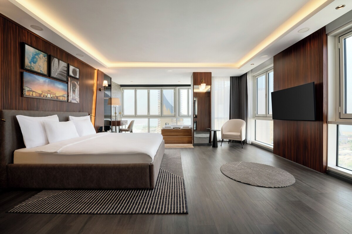 Junior Suite, Bathtub, Sea View | Peti besi dalam bilik, meja, ruang kerja komputer riba, kalis bunyi 
