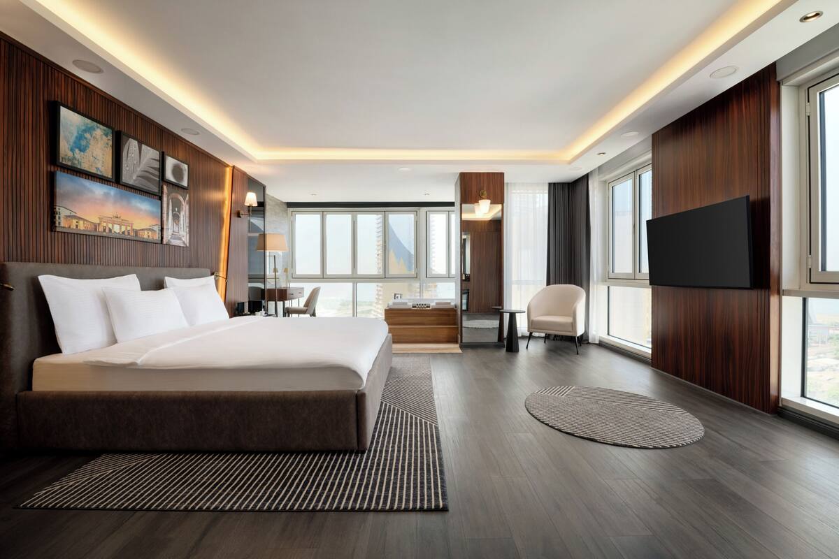 Suite Junior, vista mare (Bathtub) | Una cassaforte in camera, una scrivania, postazione laptop