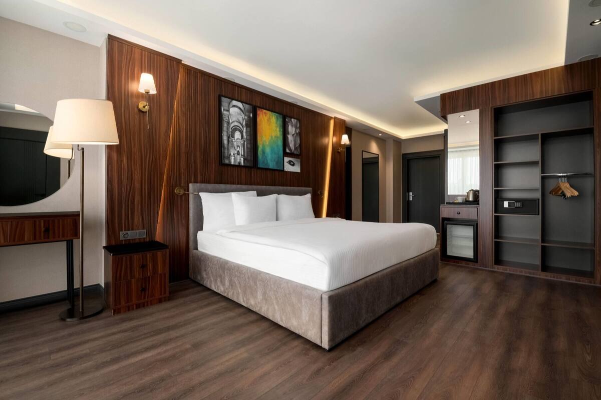 Chambre, 1 lit double, accessible aux personnes à mobilité réduite, vue ville