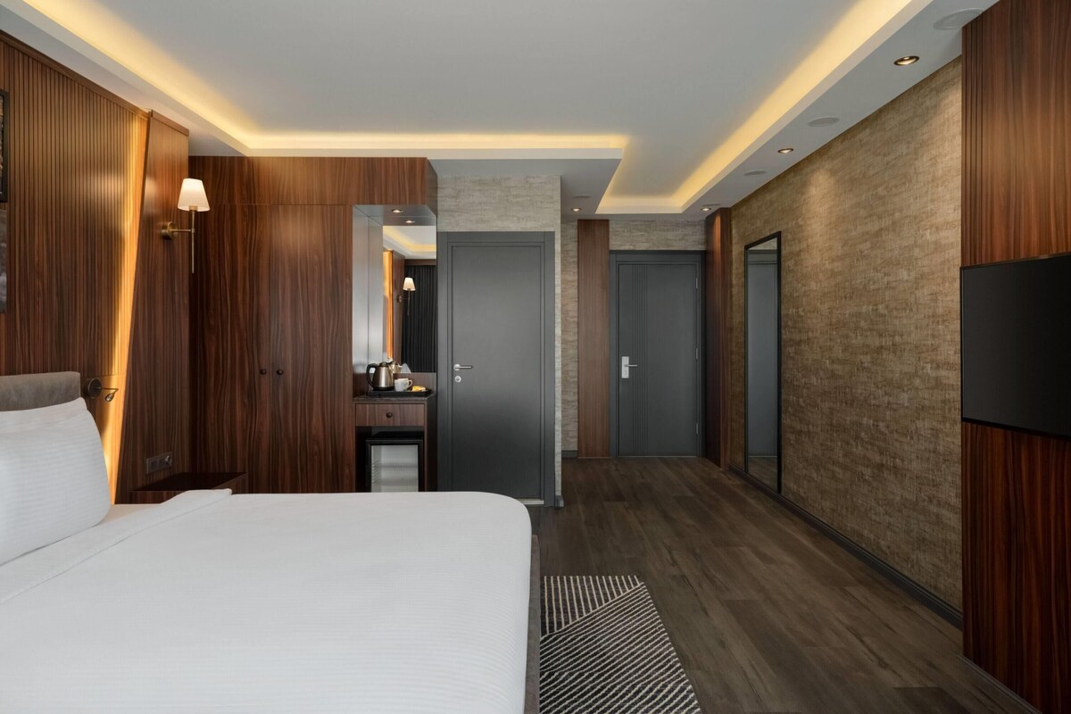 Deluxe Room, 1 Katil Kelamin (Double), Sea View | Peti besi dalam bilik, meja, ruang kerja komputer riba, kalis bunyi 