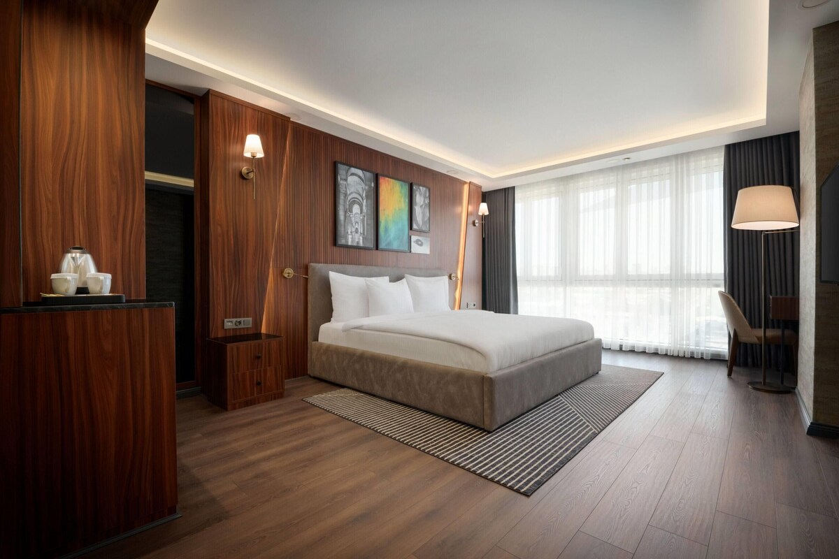 Deluxe Room, 1 Katil Kelamin (Double), City View | Peti besi dalam bilik, meja, ruang kerja komputer riba, kalis bunyi 