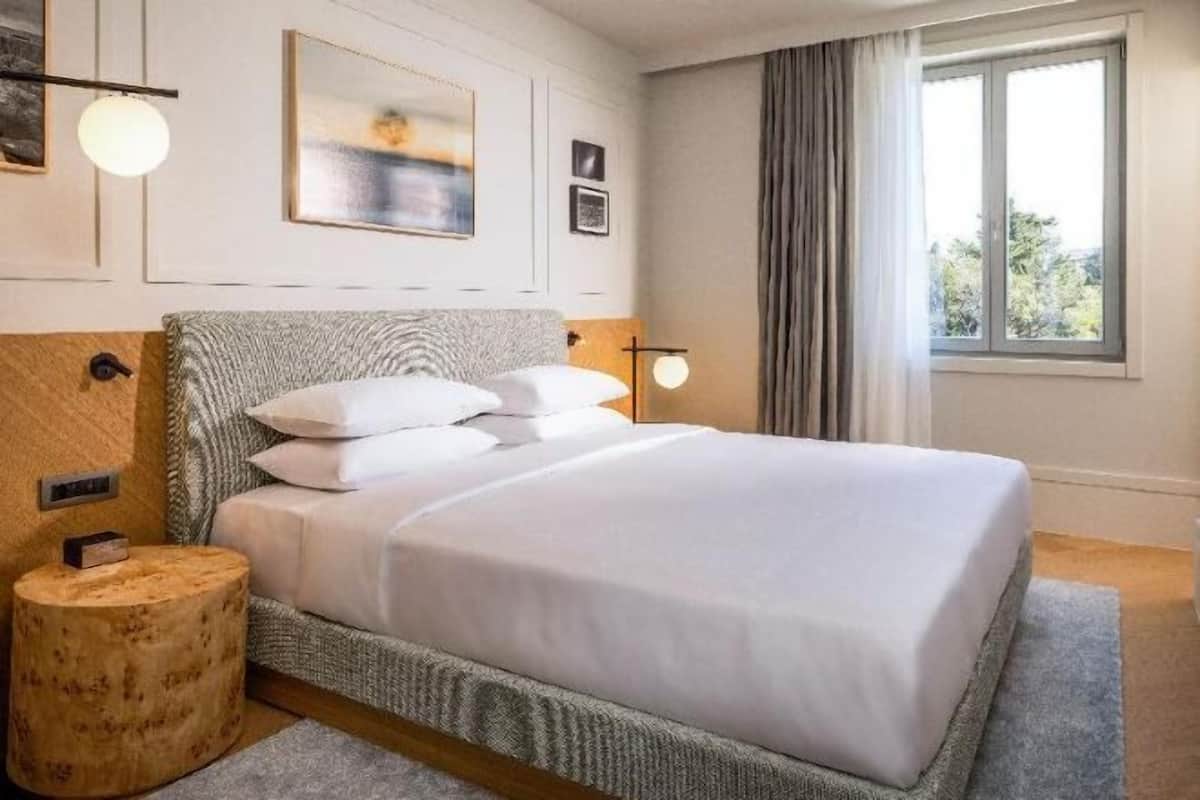 1 bedroom, minibar, in-room safe, desk