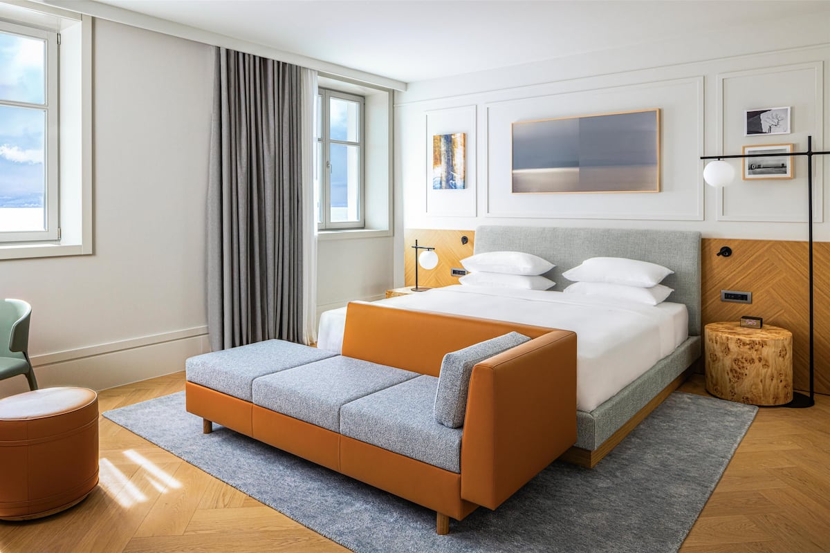 Room, 1 King Bed, Sea View | 1 bedroom, minibar, in-room safe, desk