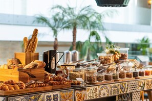 每日供应自助式早餐（每人 EUR 32）