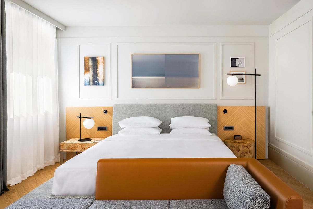 Room, 1 King Bed, Sea View | 1 bedroom, minibar, in-room safe, desk