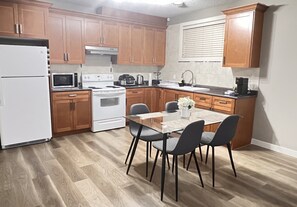 Køleskab, mikrobølgeovn, ovn, kogeplade