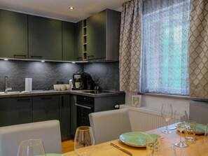 Fridge, oven, stovetop, dishwasher