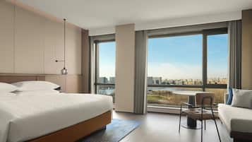 Safe på rommet, skrivebord for bærbar PC og blendingsgardiner