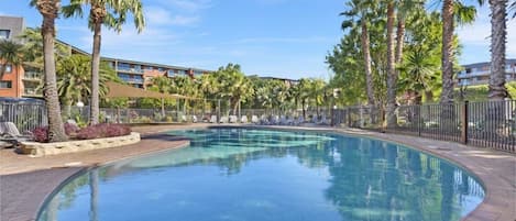 Una piscina al aire libre