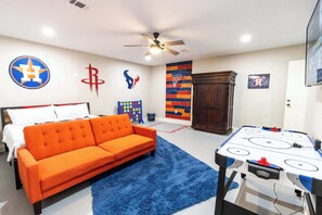 4 bedrooms, iron/ironing board, WiFi, bed sheets - 6S Hideout Houston (Houston)