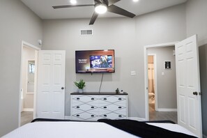 4 bedrooms, iron/ironing board, WiFi, bed sheets - 6S Hideout Houston (Houston)