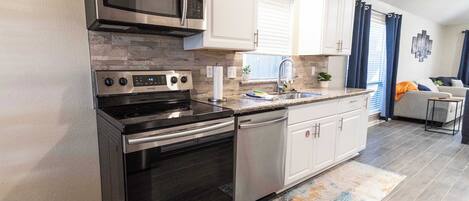 Réfrigérateur, micro-ondes, plaque de cuisson, lave-vaisselle