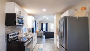 Kühlschrank, Mikrowelle, Herdplatte, Geschirrspüler