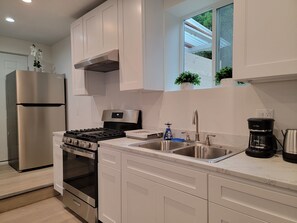 Fridge, microwave, oven, stovetop - Modern 2 bedroom home in Beverlywood w/ easy parking. 5 minutes to Cedars/Kaiser (Beverly Hills)