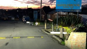 Un panneau indiquant l’entrée du parc de loisirs de Saddlebrook, avec un panneau indiquant une limite de vitesse de 5.