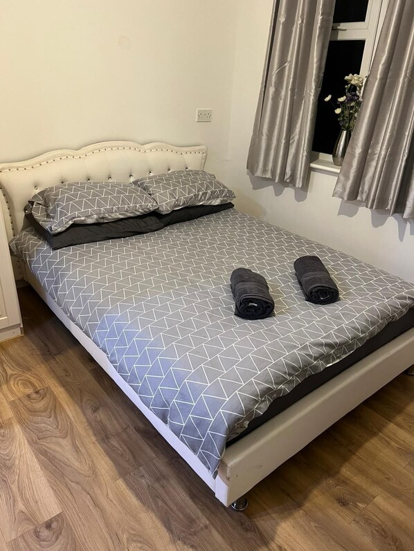 2 多间卧室、床单