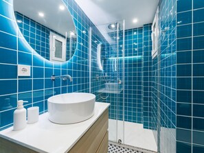 Dusche, Haartrockner, Handtücher