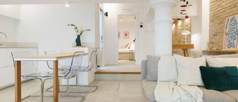 Una televisión, un reproductor estéreo, una pantalla de ordenador