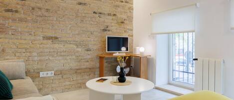 Televisie, een stereo en een computerscherm