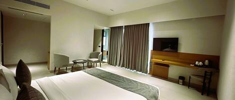 Executive Room, 1 King Bed | In-room safe, iron/ironing board, free WiFi