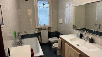 Doccia, asciugacapelli, bidet, asciugamani