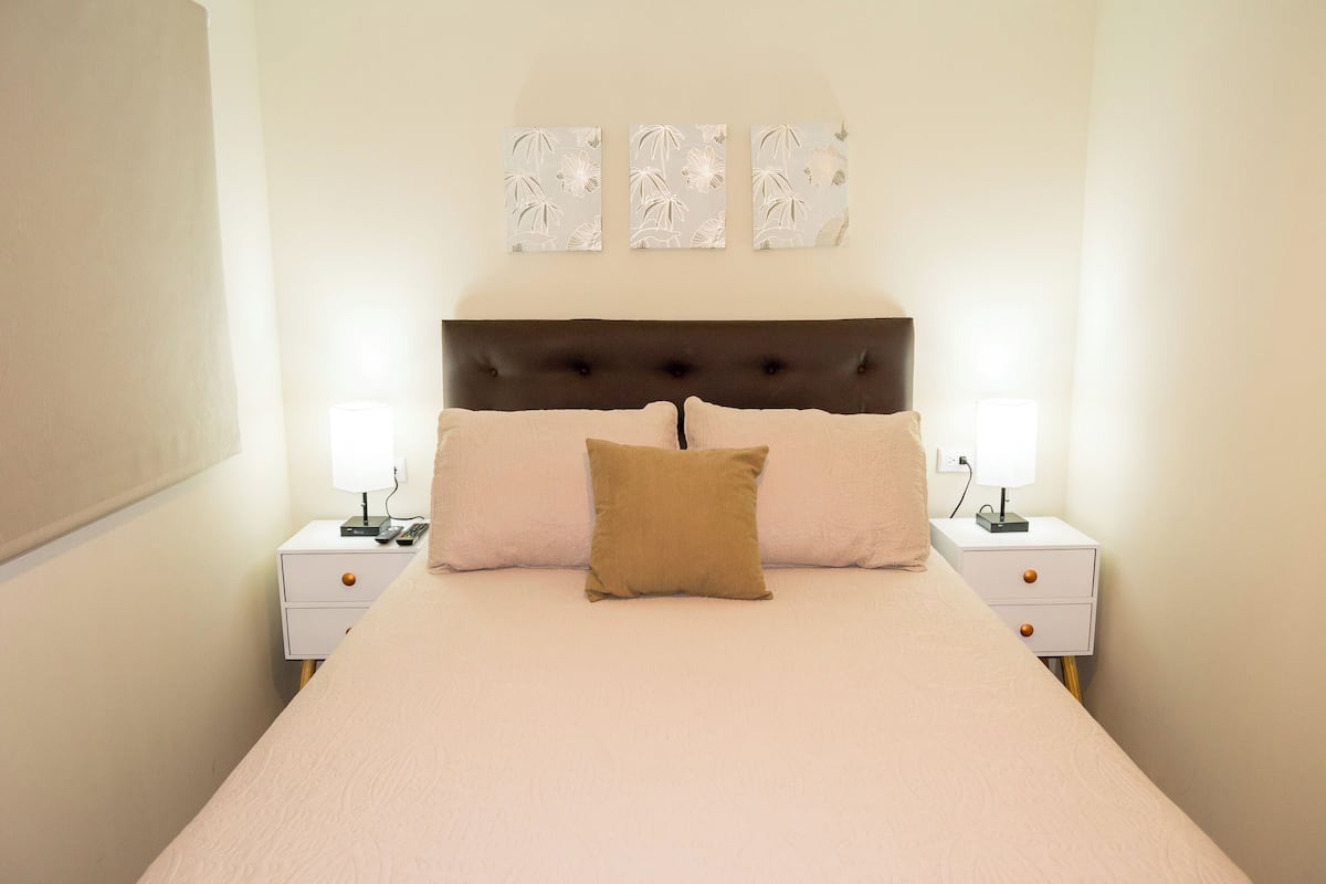 Traditional Room | Iron/ironing board, free WiFi