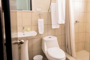 基础双人房或双床房 | 浴室 | 免费洗浴用品、肥皂、洗发水、卫生纸