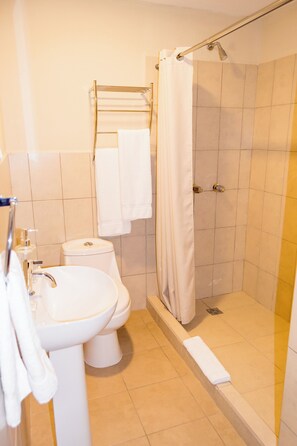 Artículos de tocador gratuitos, jabón, shampoo, papel higiénico