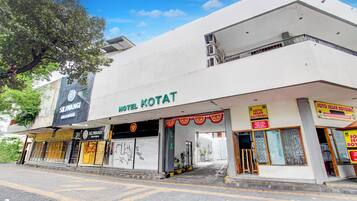 Vista frontal de la propiedad