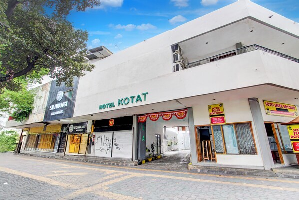 Un hotel llamado 'HOTEL KOTAT' con fachada, señalización que indica 'SILOANGI' y 'SOTO SEGER BOYOLAI'.