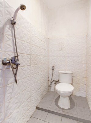 Shower, towels, soap, shampoo - Collection O Jalan Slamet Riyadi Near Kampung Batik Kauman Formerly Hotel Grand Kota (Surakarta)
