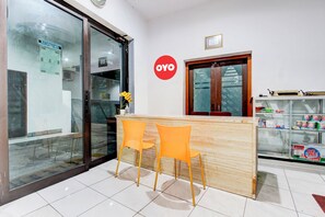 Reception - Collection O Jalan Slamet Riyadi Near Kampung Batik Kauman Formerly Hotel Grand Kota (Surakarta)