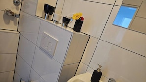 Shared Dormitory, 1 Bedroom, Balcony, City View | Bathroom - Room in Apartment - Room With Flair Near Cologne Trade Fair (Cologne)