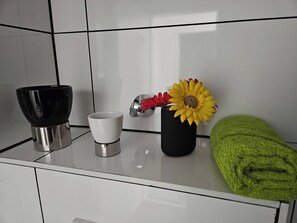 Dortoir Partagé, 1 chambre, balcon, vue ville | Salle de bain