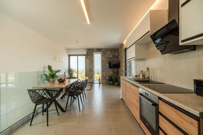 Kühlschrank, Ofen, Herdplatte, Wasserkocher mit Kaffee-/Teezubehör