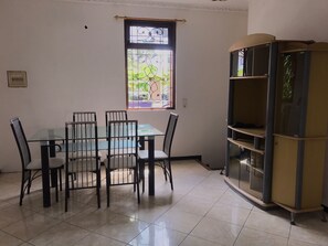 32-inch TV with cable channels - Aeena Homestay (Ungasan)