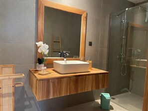 Dusche, Haartrockner, Handtücher, Seife