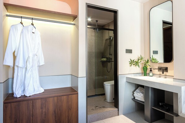Une salle de bain moderne avec un meuble-lavabo en bois, une cabine de douche en verre et un grand miroir.