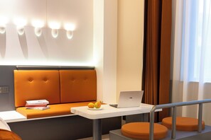 Loft clássico, vista para a cidade | Edredons de pluma, camas com colchões de espuma com sistema de memória