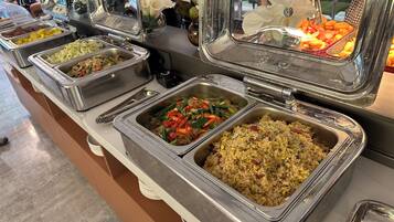 Petit déjeuner composé de spécialités régionales (58 CNY par personne)