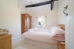 3 bedrooms, desk, iron/ironing board, travel crib