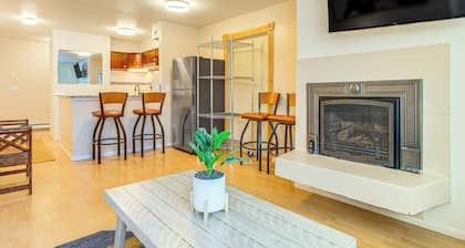 1 Mi to Dtwn: Cozy Condo in Anchorage!