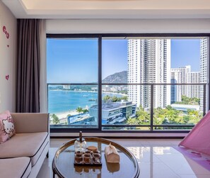 Familie-studiosuite, sjøutsikt | Oppholdsområde | En 42-tommers Flatskjerm-TV med kabel-kanaler