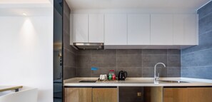 Family Studio Suite, Multiple Beds, Sea View | Private kitchen - Qingpu Seaview Hotel (Huizhou)