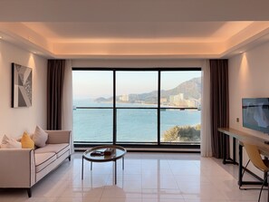 En 42-tommers Flatskjerm-TV med kabel-kanaler