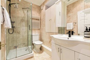 Dusche, Haartrockner, Handtücher
